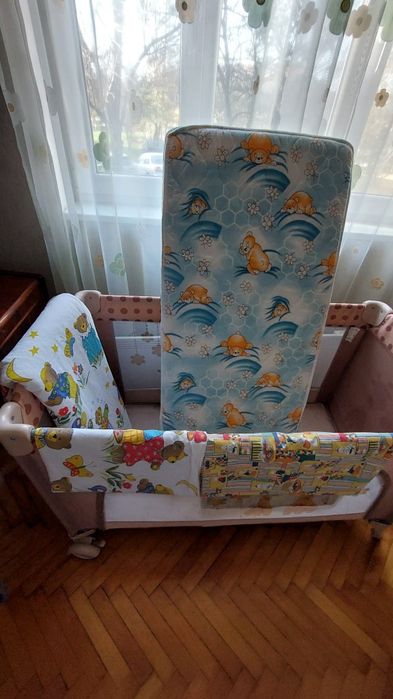 Сгъваема бебешка кошара + матрак, чаршафи и олекотена завивка