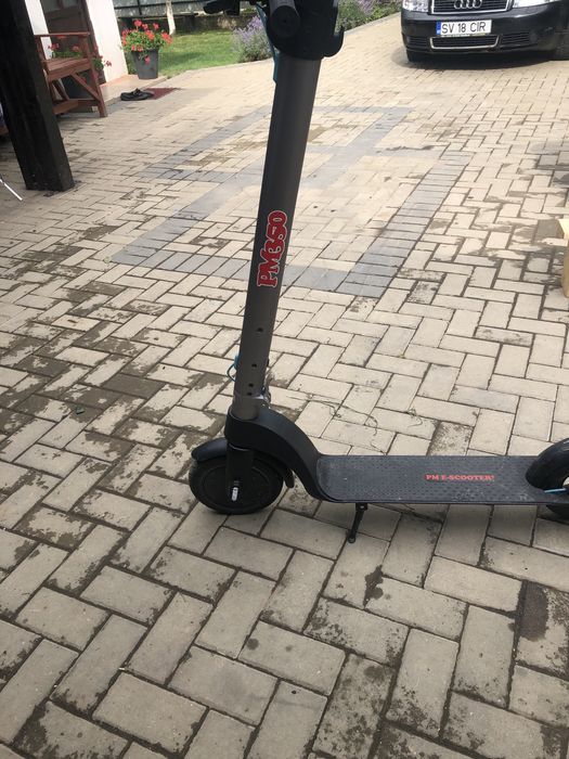 Trotineta electrica pm350 20 km pentru copii far led fata si stop pe spate totul este functional doar ca la inceput scartaie 10secunde fara incarcator