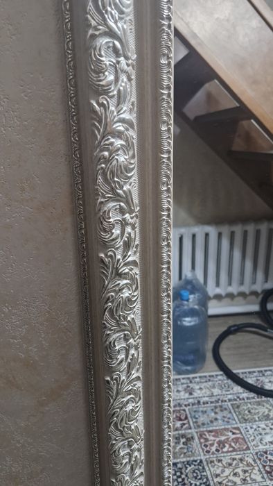 Зеркало в рамке ,золотые платины.