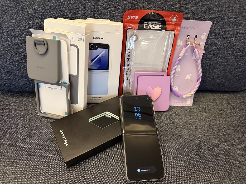 Galaxy Z Flip 6 с много аксесоари