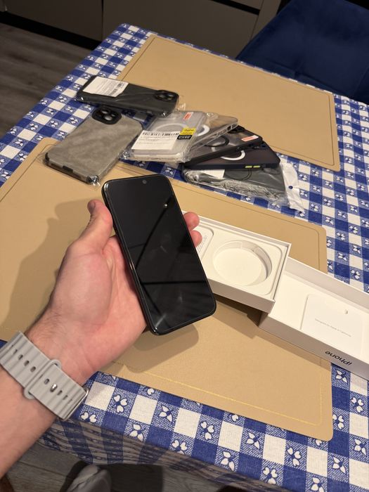 iPhone 15 Plus 128GB Negru 5g neverlocked 7 caseuri si folii