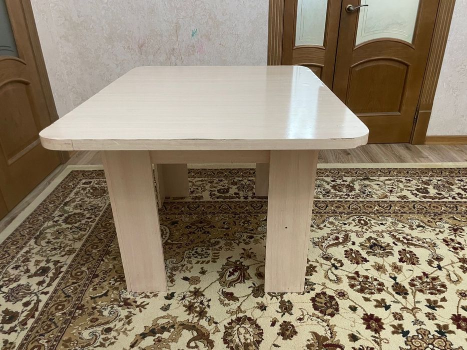 Стол для кухни .