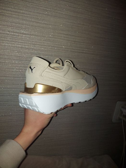 Кроссовки женские новые