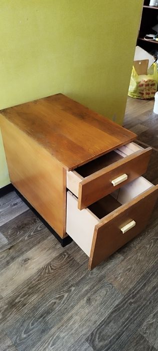 Отдам бесплатно тумбу и стулья