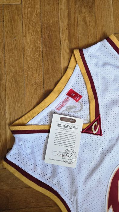 NBA баскетболен потник на LeBron James в Cleveland Cavaliers