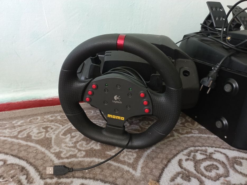Игровой руль logitech momo racing