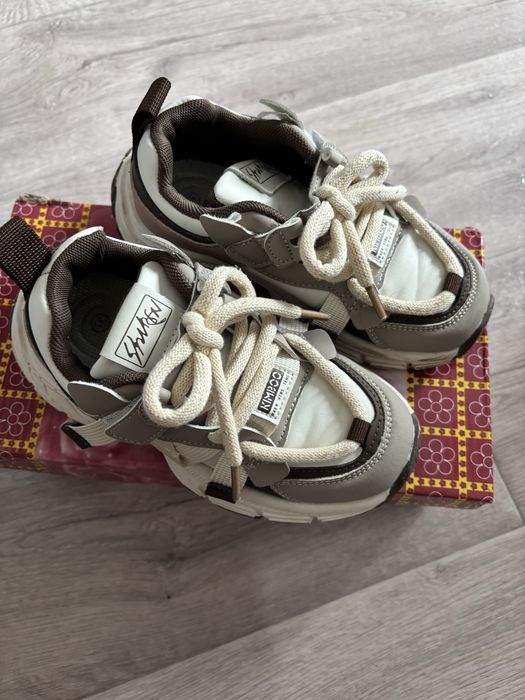 Продам кроссовки на девочку