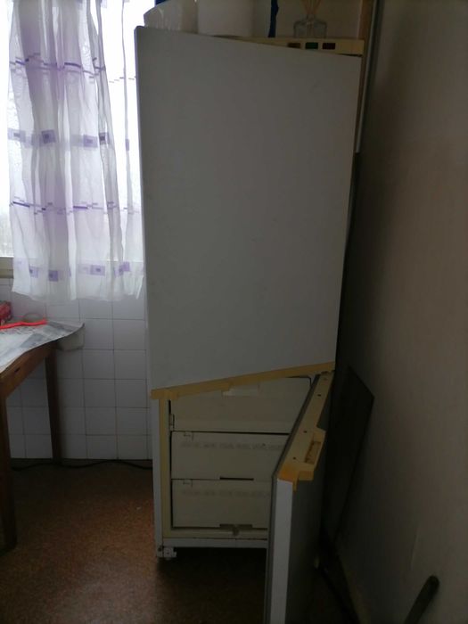 Голям хладилник с фризер...