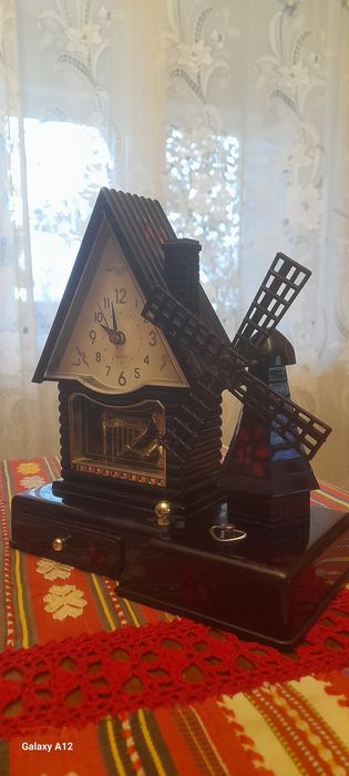 Ceas, cutie muzicală casa cu moara de vant