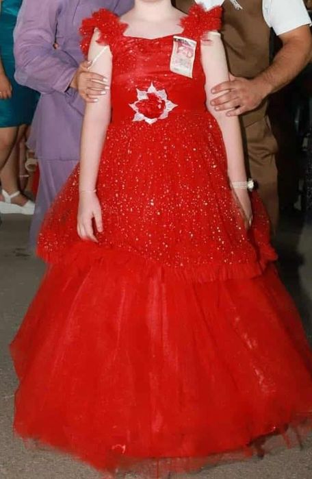 ЧИСТО НОВА рокля и яке.