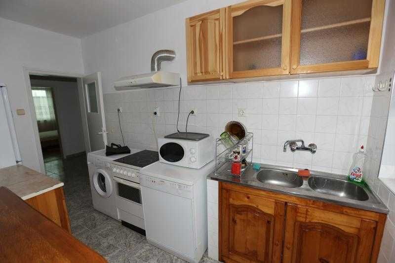 С ПАРКОМЯСТО! Многостаeн апартамент в Центъра