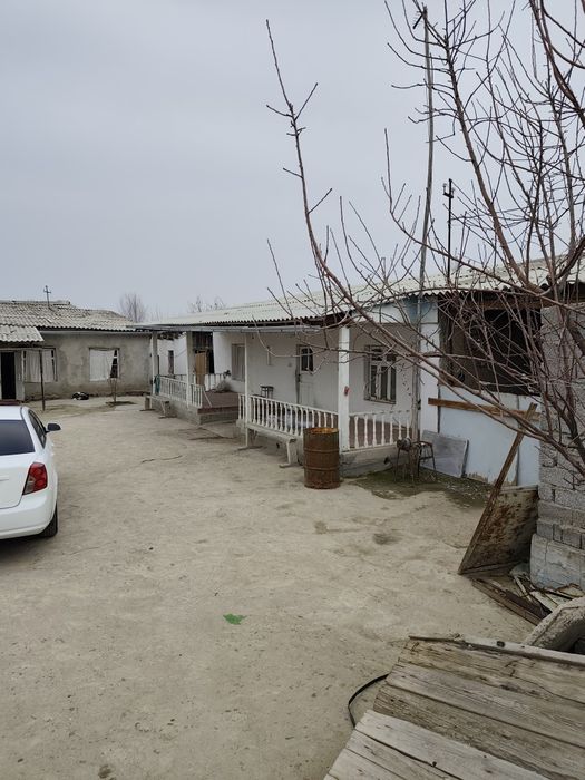 Тошкент вил Бу́ка туманида учта ховли уй ва тракторлар сотилади