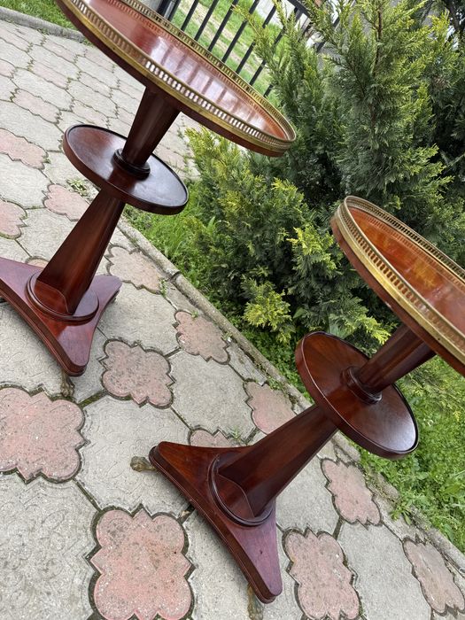 Set 2 măsuțe rotunde stil clasic – lemn masiv cu detalii din bronz