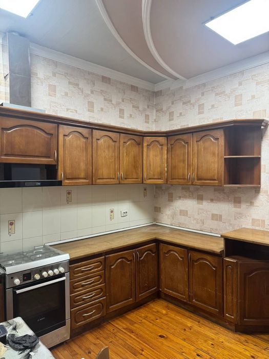 Срочно продаётся кухонный мебель очень дешево из орехового материала