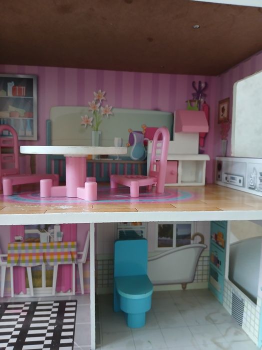 Продам кукольный домик