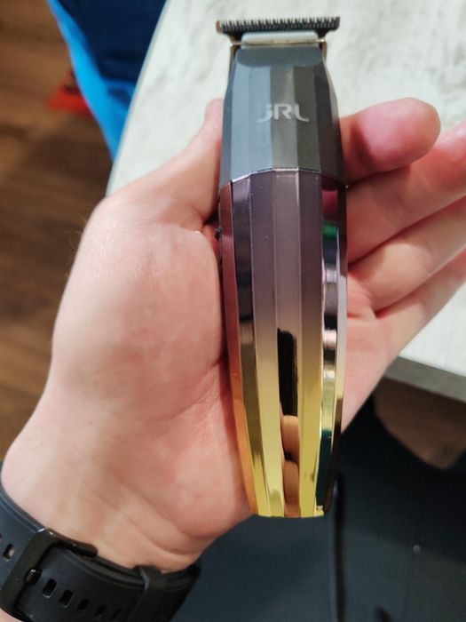 Vând mașină de tuns contur JRL FreshFade 2020T Trimmer Gold cu încărcător și stand de încărcare inclus!