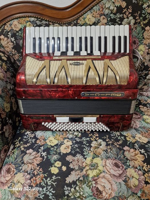 Vînd acordeon : Delicia Melodica 5 cu  96 de basi si 7 schimbatori la