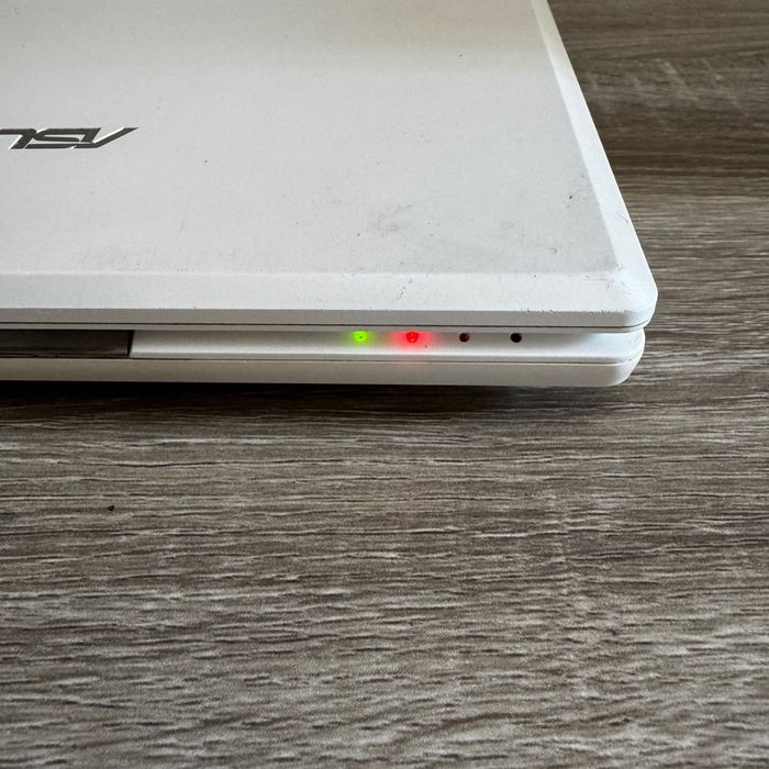 ASUS Eee PC 900 мини лаптоп с оригинално зарядно