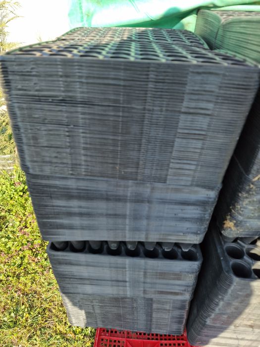 Продавам тави за разсад