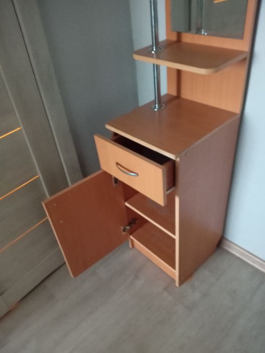 Продам туалетный столик