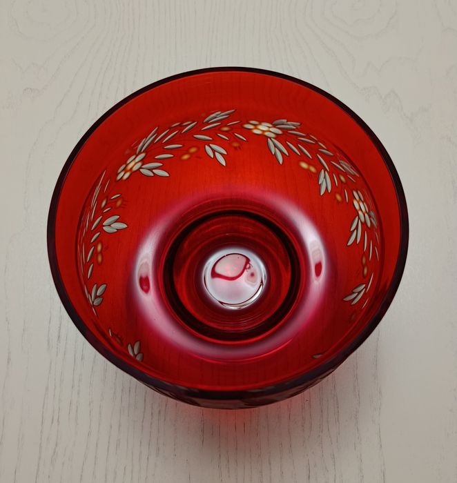 Винтажная ваза Рубинового цвета с гравюрой