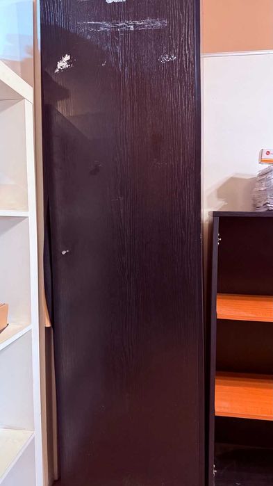 ПОДАРЯВАМ комплект офис мебели, бюра и шкафове. Всичко заедно