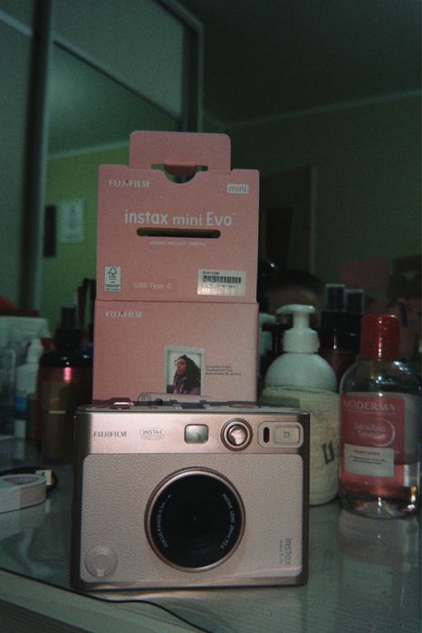 продам Instax Mini Evo в розовом цвете