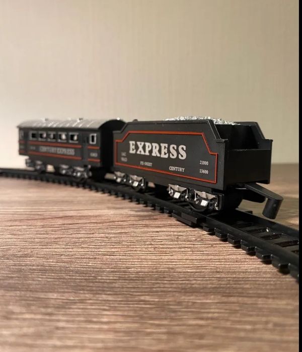 Железная дорога с поездом и вагонами