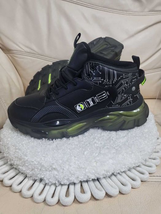 Нови високи маратонки - 42 номер