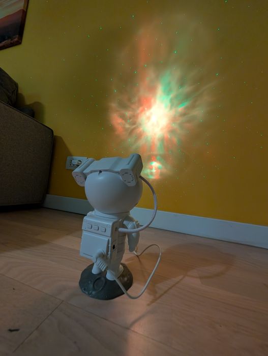 Proiector Astronaut – Lampă Veghe Nebuloasă și Stele (cu Telecomandă)