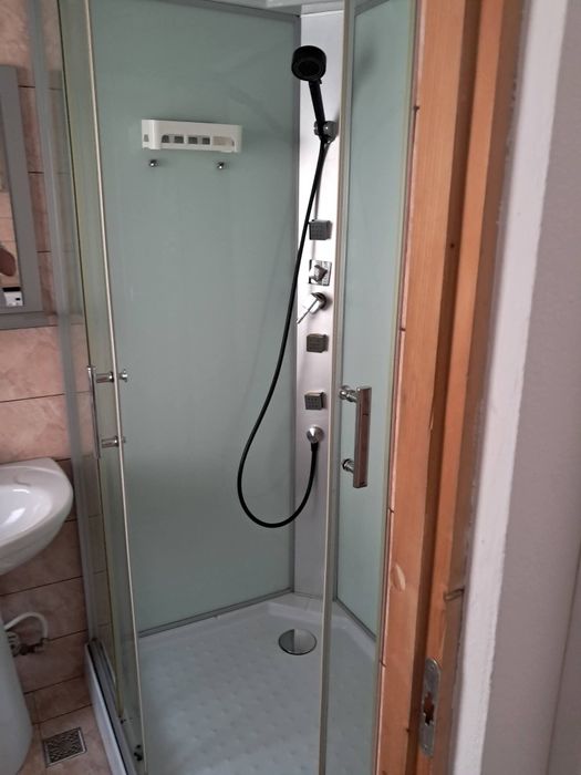 Închiriez garsoniera.