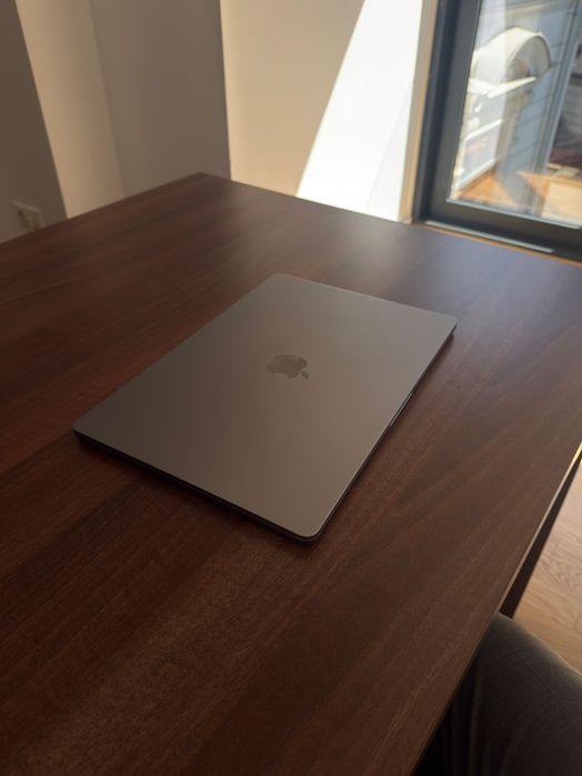 Vând Mac Book air M2 15 inch