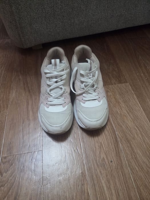 Продам женские кроссовки