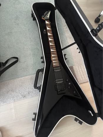 Jackson Rhoads / RR, Seymour Duncan, Floyd Rose, hardcase inclus