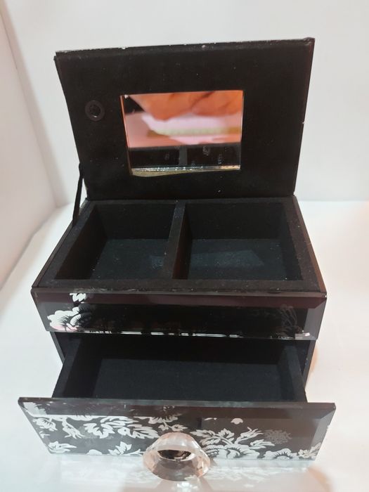 Шкатулка из стекла.