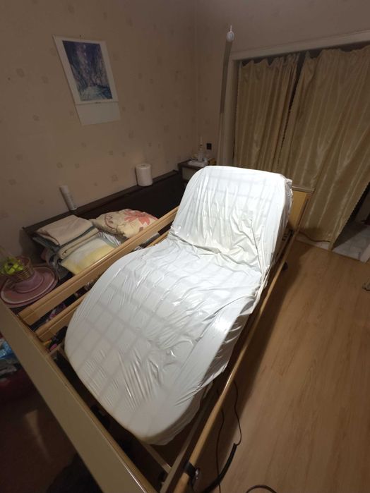 Болнично легло с антидекубитален дюшек