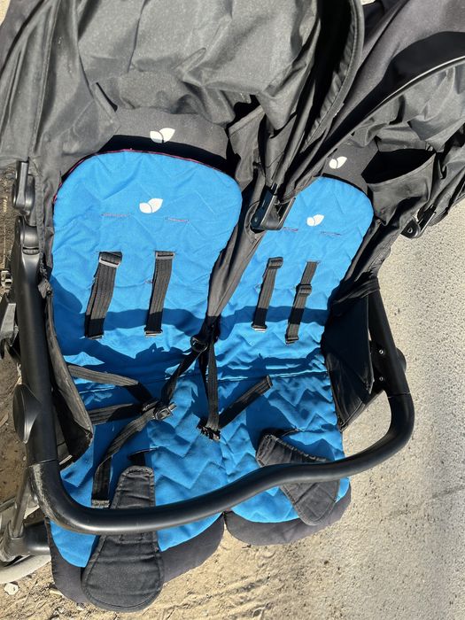 Двойная коляска черная