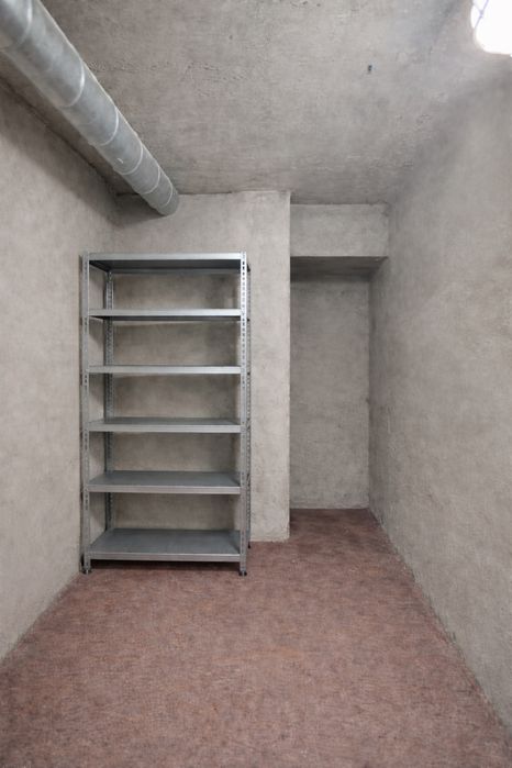 Vand boxa subsol spatiu depozitare negociabil