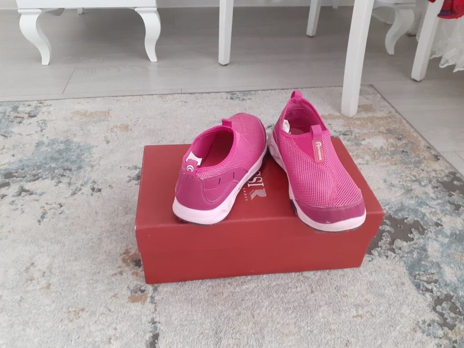 Кроссовки на девочку