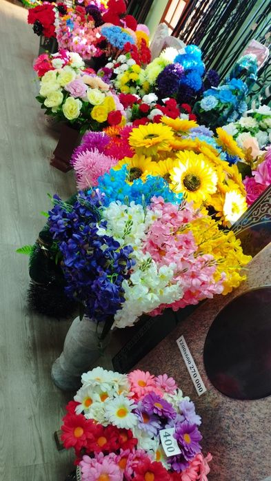 Искусственные цветы, венки