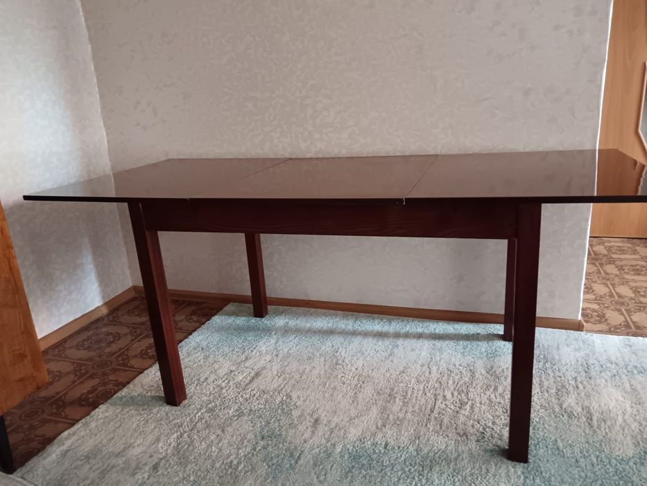 Продаётся полированный стол