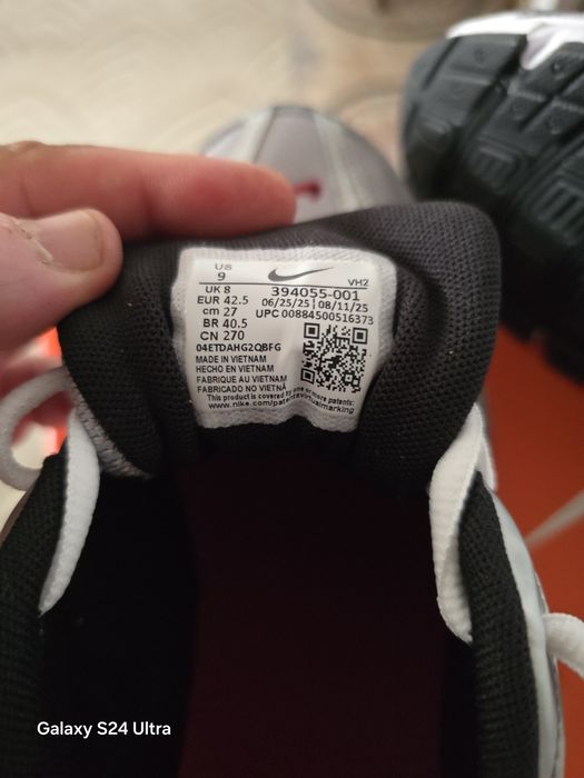 Adidași.    Nike