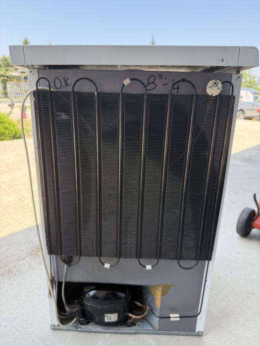 Малък хладилник с камера