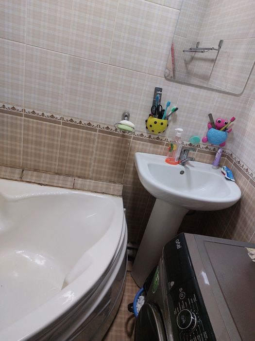 Uy sotiladi 1 xona 3etaj lokatsiya zo'r joyda joylashgan.Yakkasaroy tu