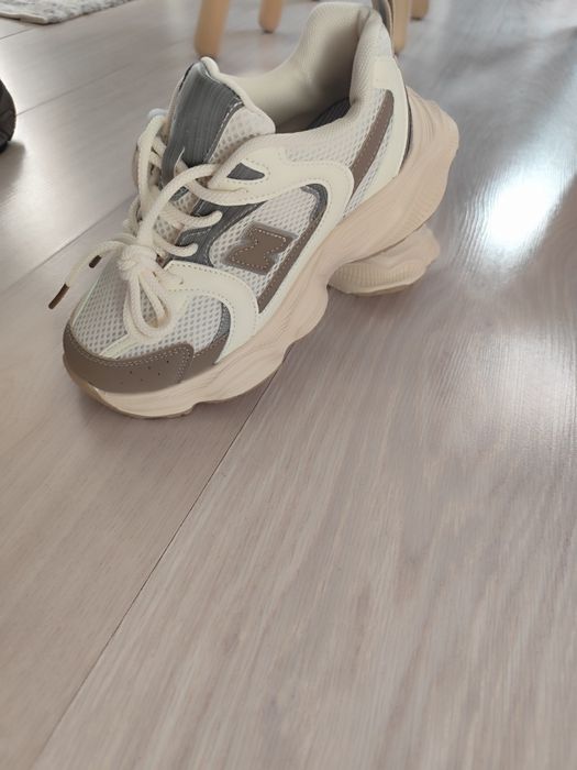 Продам новые кроссовки рр 35