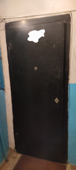 Продам входную железную дверь