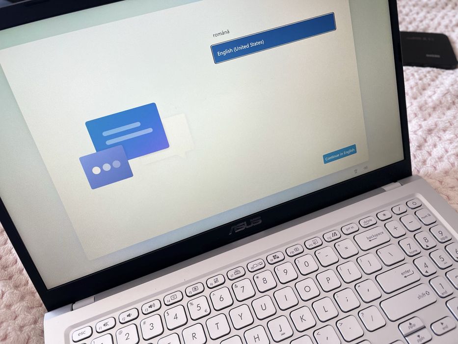 Vând laptop ASUS VivoBook X515MA, în stare foarte bună, folosit pentru activități ușoare (internet, filme, Office).