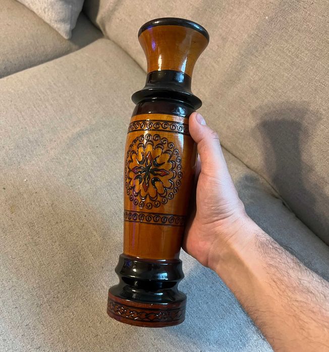 Vaza decorativa din lemn sculptat si lacuit manual in stil popular