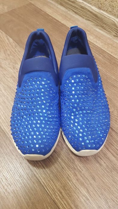 Ярко синие макасы со стразами. 38р