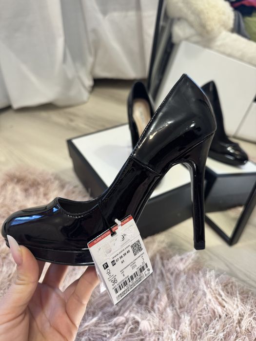 Pantofi lacuiti stiletto cu varf rotund negri lacuiti Zara marimea 36